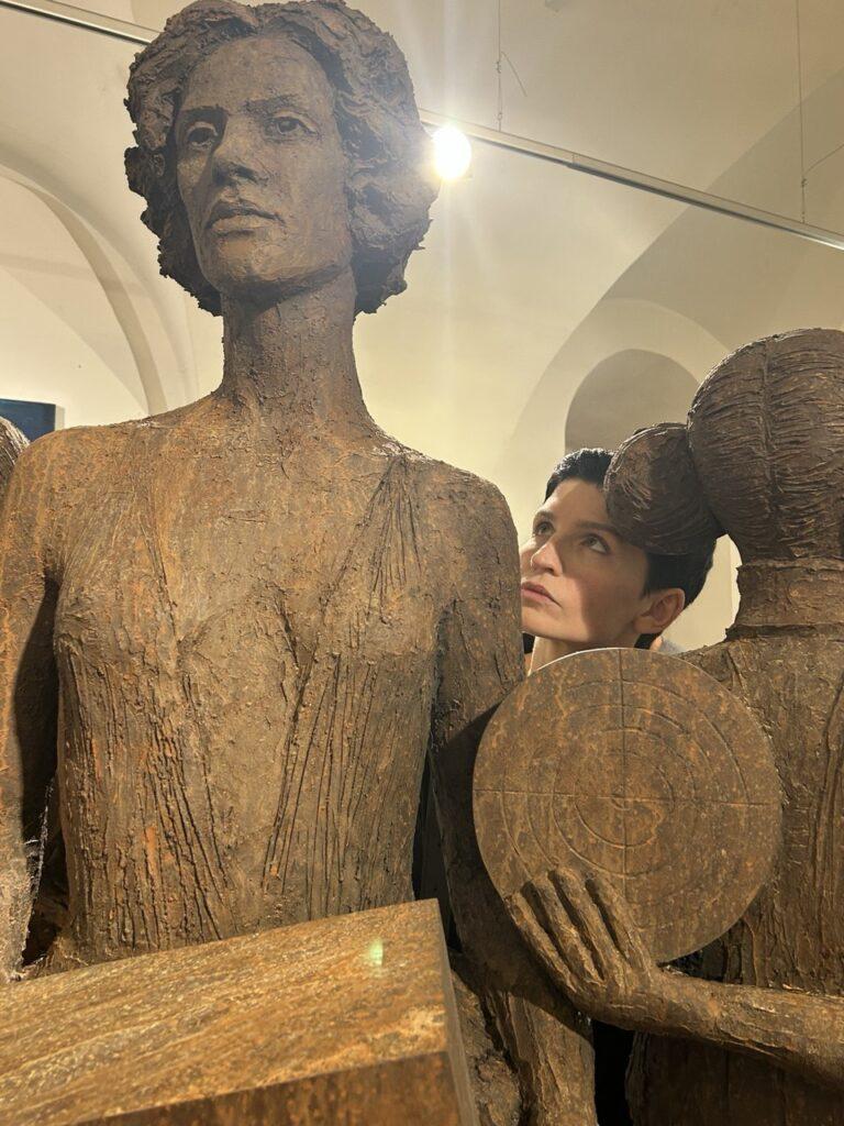 Скульптура зі склопластику трьох фігур на замовлення – сучасна статуя з легкого та міцного матеріалу від Gold Art Line
