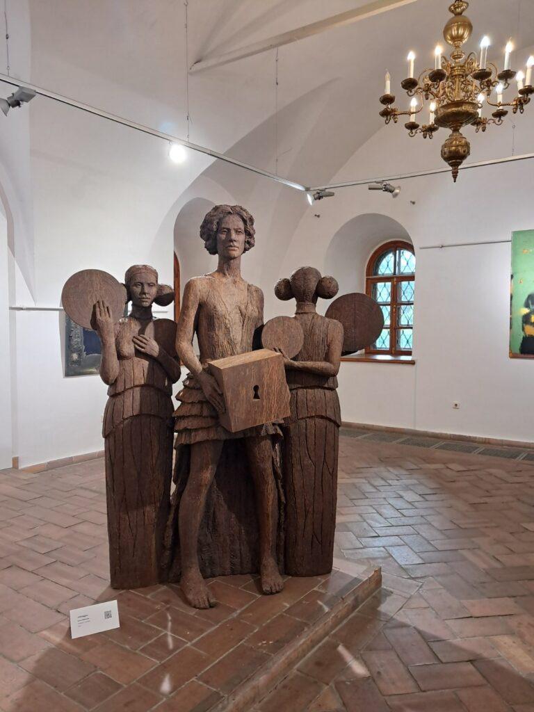Скульптура зі склопластику на замовлення від Gold Art Line — сучасна статуя трьох фігур, яку можна купити під замовлення. Замовити скульптуру зі склопластику для інтер’єру чи саду.