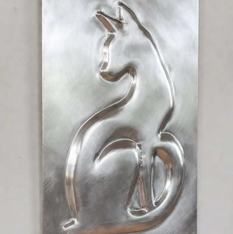 Вишукана алюмінієва скульптура в інтер'єрі – зразок сучасного декору для замовлення