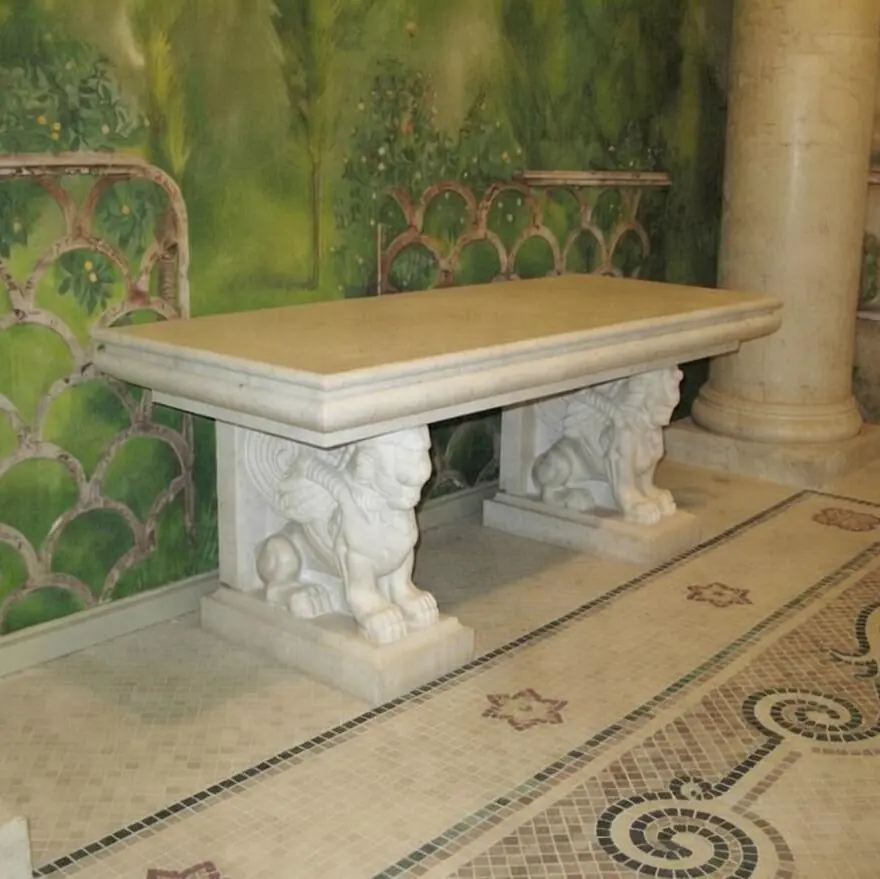 Фото вишуканої кам'яної статуї в інтер'єрі — приклад скульптурного декору, який можна замовити у майстрів