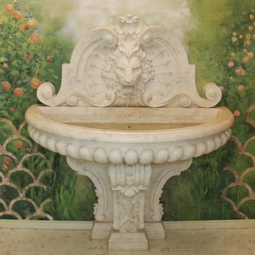 Фото витонченої мармурової статуї з елементами різьблення – приклад роботи, яку можна замовити в майстерні.