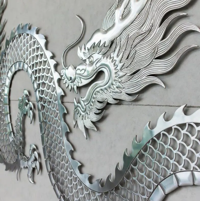 Фото сучасної скульптури з нержавіючої сталі. Абстрактна статуя з дзеркальним блиском для ландшафтного дизайну. Приклад роботи, яку можна замовити або купити під замовлення.