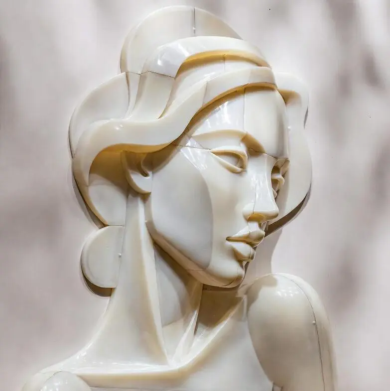 Фото витонченої [назва виробу] - скульптура з пластику на замовлення для оздоблення інтер'єру. Сучасна статуя з імітацією мармуру та металу.