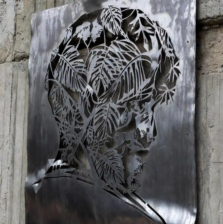 Фото витонченого скульптурного декору з металу. Глянсова поверхня сталі та геометричні форми.