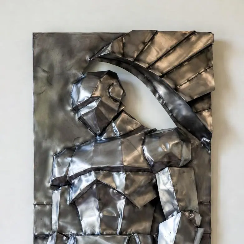 Кована скульптура лицаря з чорного металу на кам'яному постаменті, приклад художнього декору для саду під замовлення