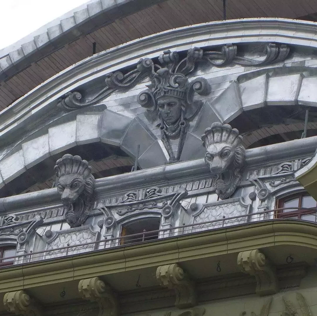 Фрагмент архітектурної скульптури з титан-цинку з декоративними елементами. Приклад роботи, яку можна замовити у нашій майстерні.