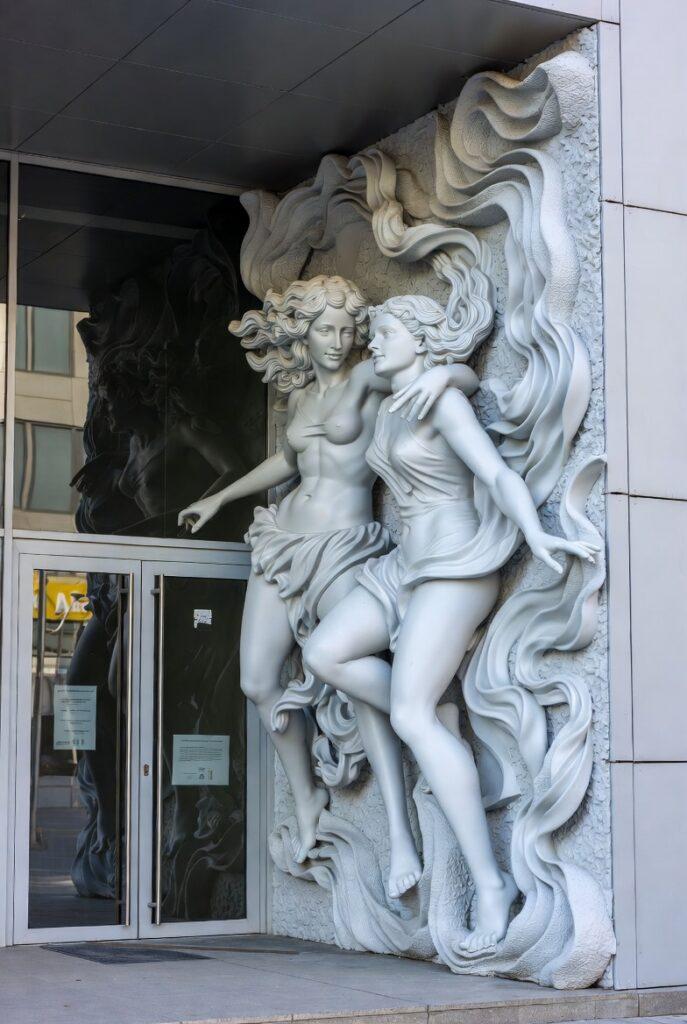 Фасадна скульптура з пластику на замовлення | Сучасна статуя для екстер'єру