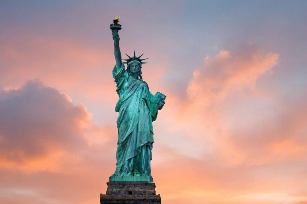 Монументальна скульптура з міді